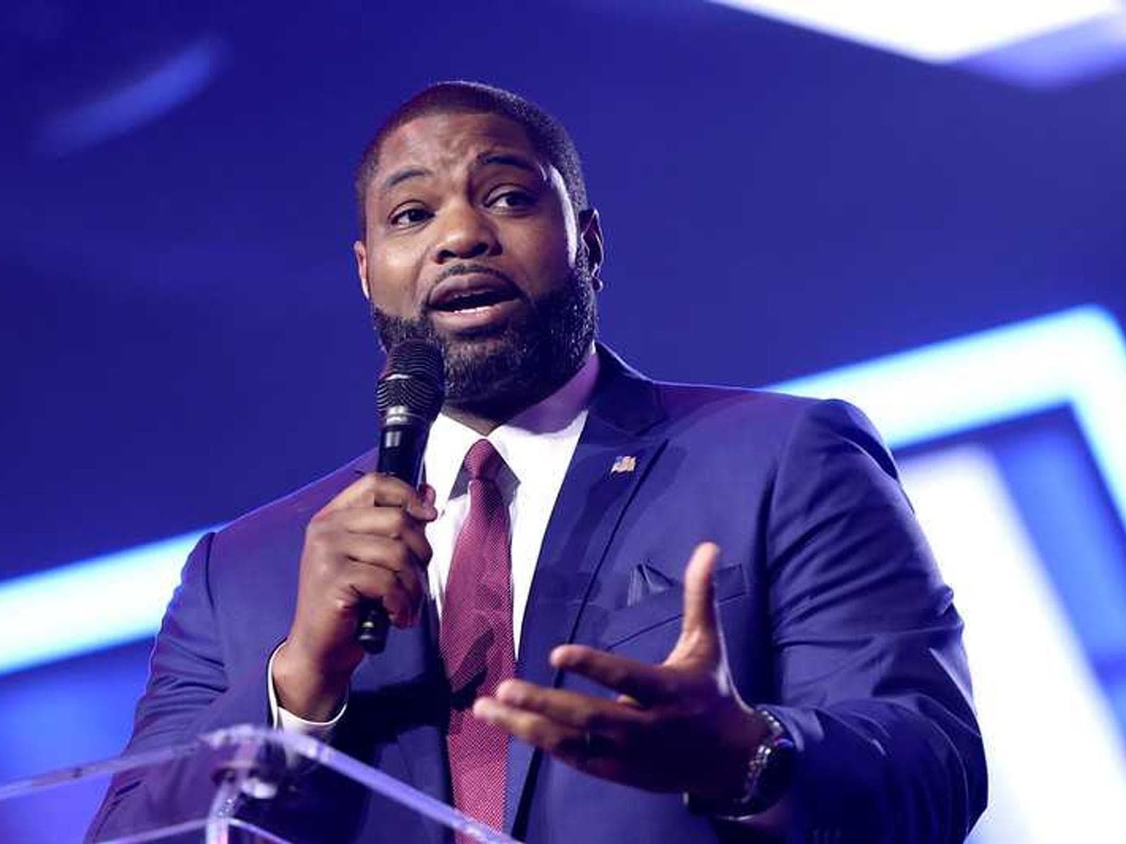 'Please clap': MAGA candidate mocked over 'awkward' hype man request at GOP dinner