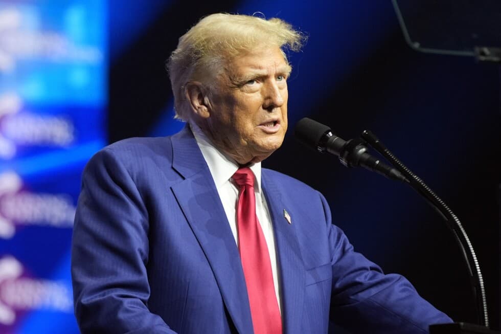 Donald Trump tells supporters to ‘just vote’ at Georgia rally organized by Charlie Kirk - AP News