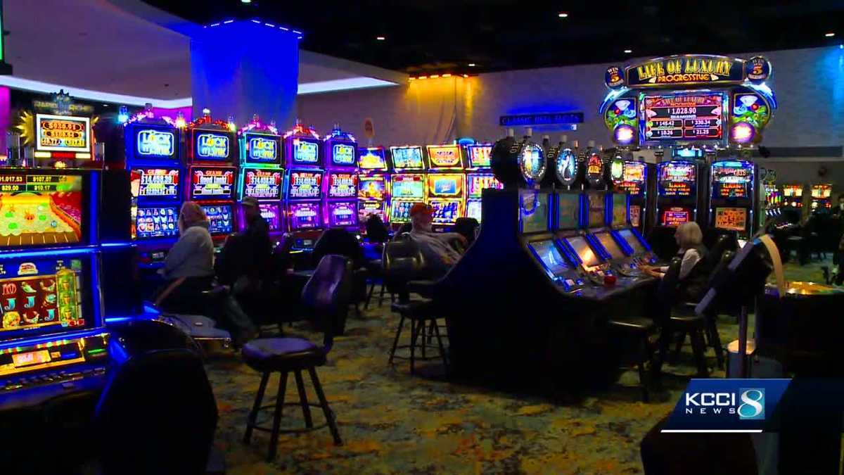 Iowa House subcommittee advances bill to end smoking in casinos