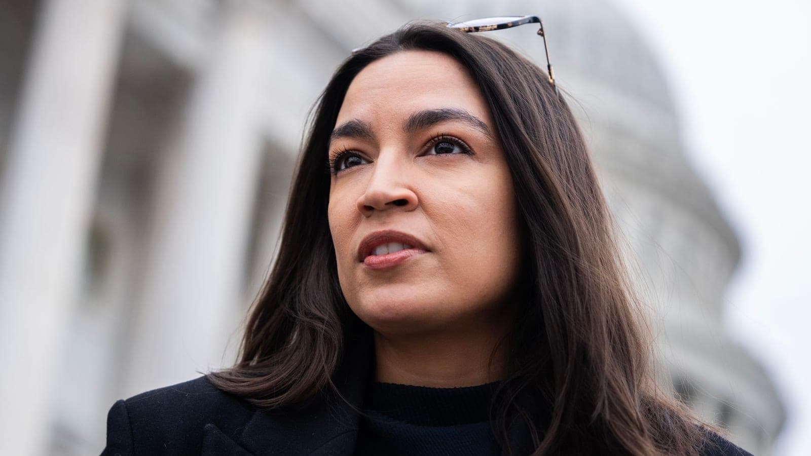 AOC is not ruling out endorsing primary challengers to fellow House Democrats - Axios