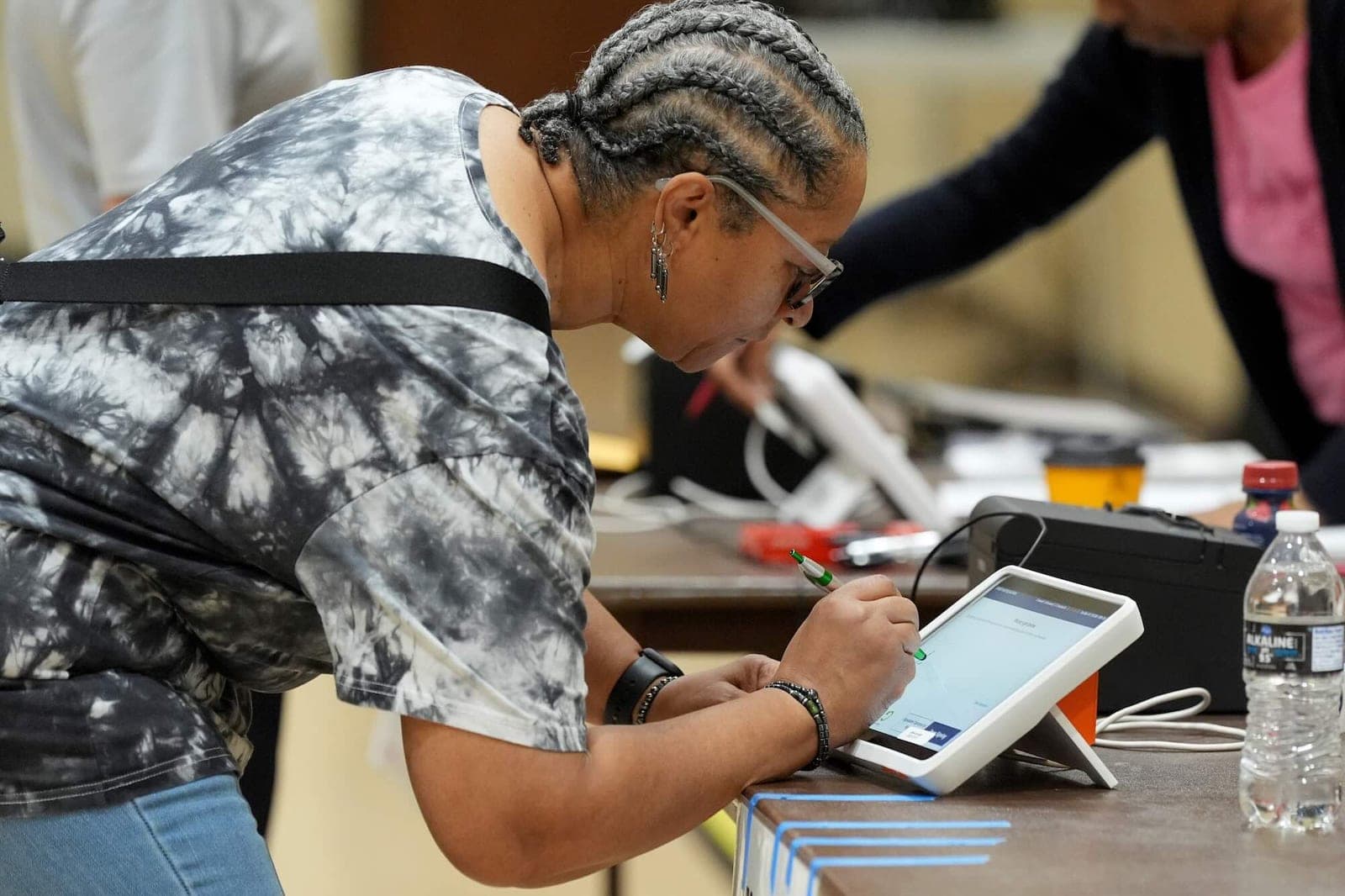 Democratic Turnout Surges in Mississippi’s US Senate Primaries, Nearly Matching GOP Vote Total