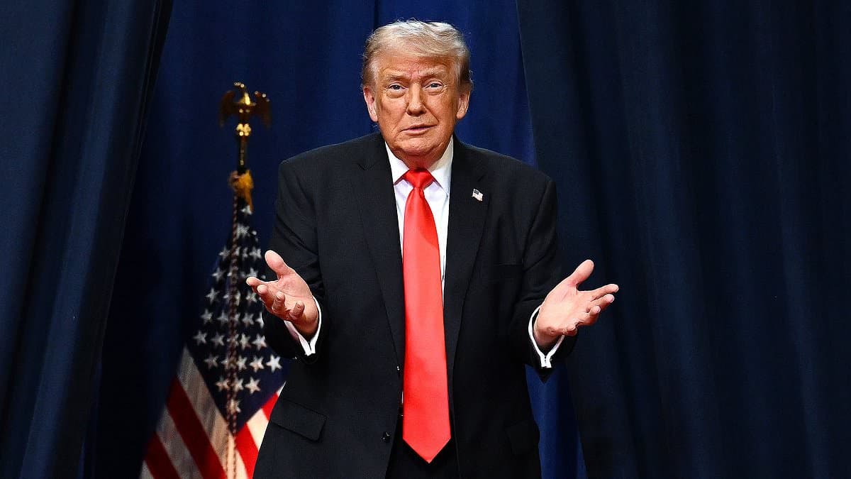 Trump gives brutal impression of congresswoman Ilhan Omar summoning brother she is accused of marrying into bed