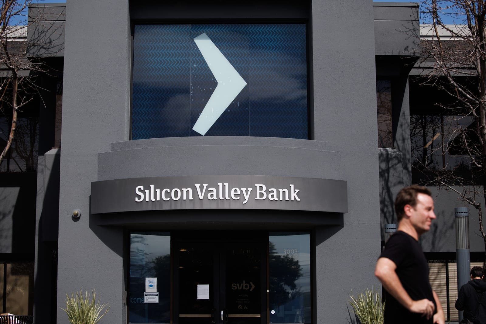 Sen. Warren calls for probe into Fed's outside review of Silicon Valley Bank failure