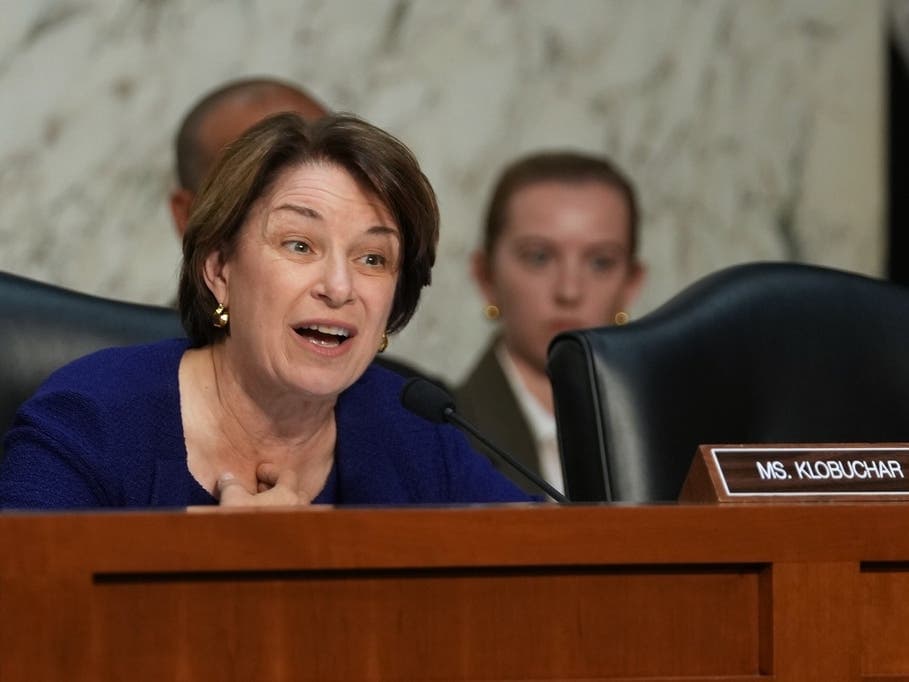 Klobuchar Schools Missouri Senator On Hawks-Hawkeyes Mix-Up At Jack Smith Hearing