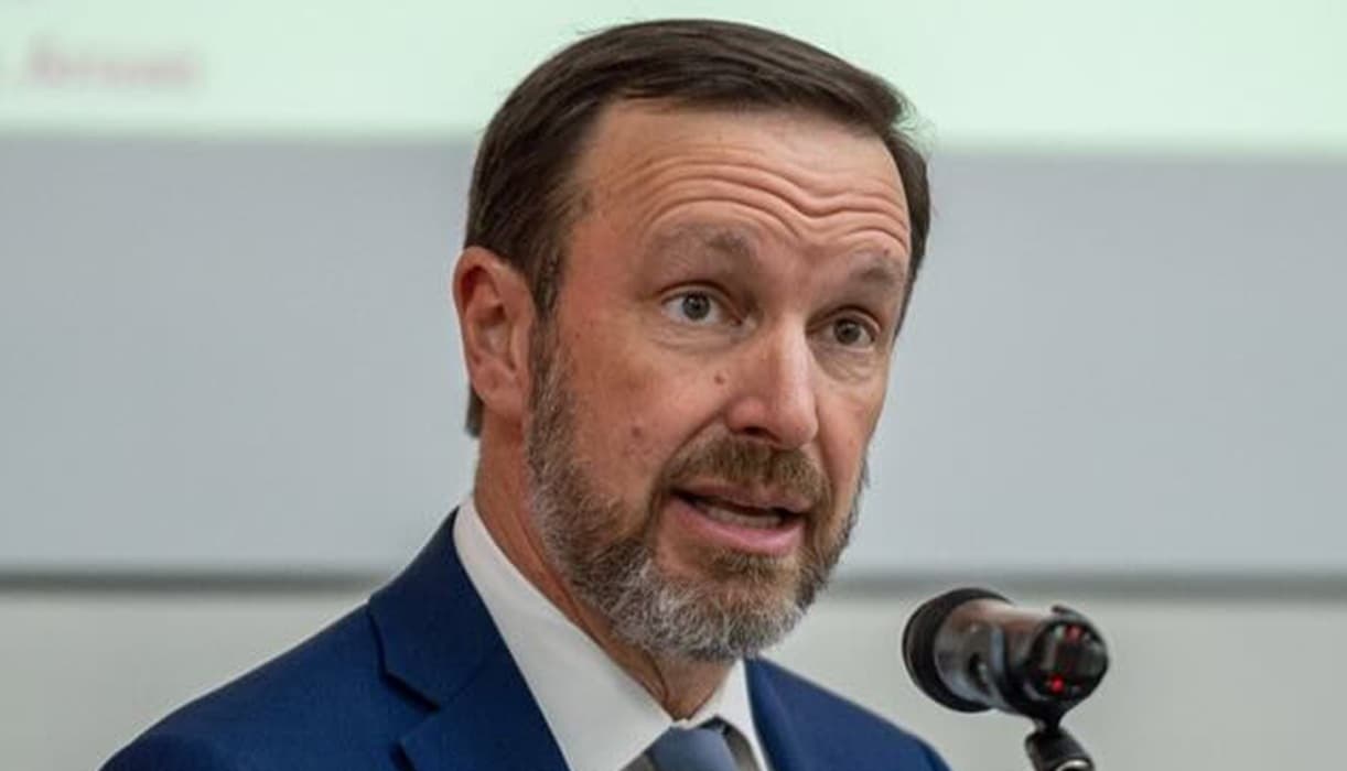 Chris Murphy Accuses ICE of “Cover Up” in Bus Stop Arrest — Jim Banks Warns of “Sanctuary Bus Stops”