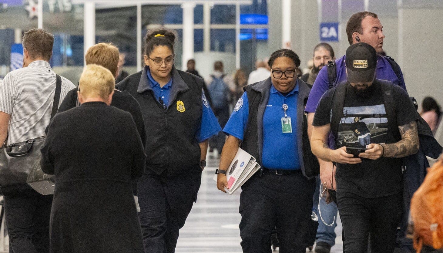 Trump firma orden para pagar a agentes de la TSA mientras el Congreso debate financiación de DHS