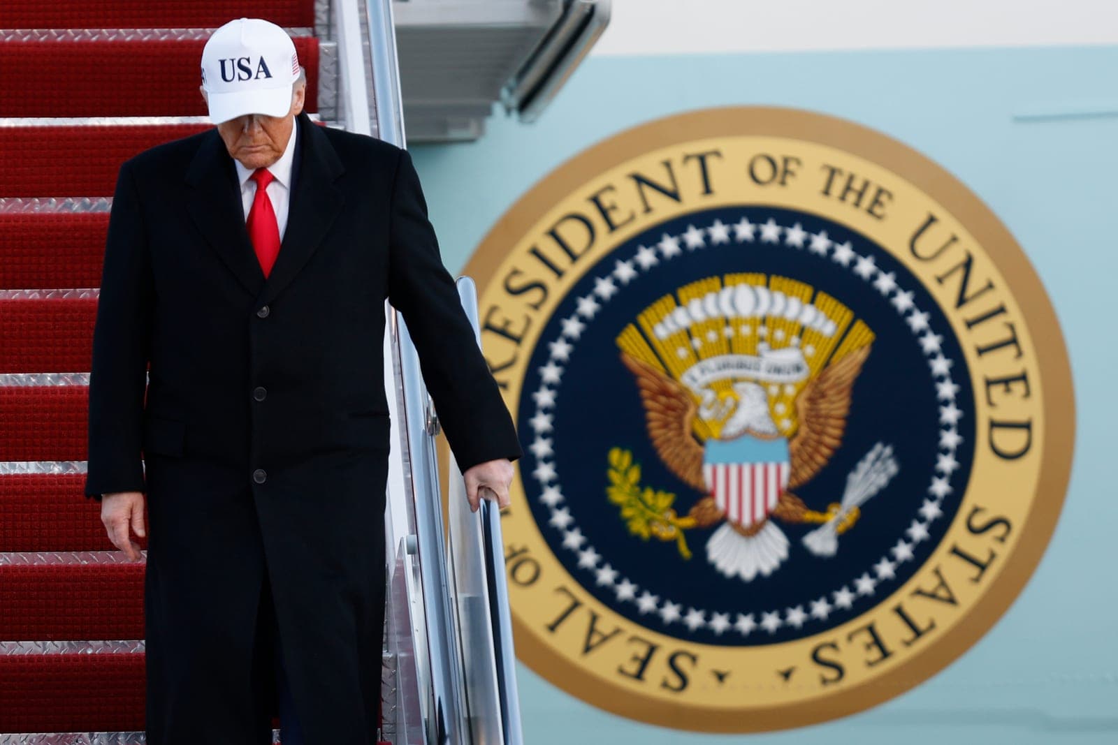 Live updates: Live updates: Senate Republicans vote down Venezuela war powers resolution