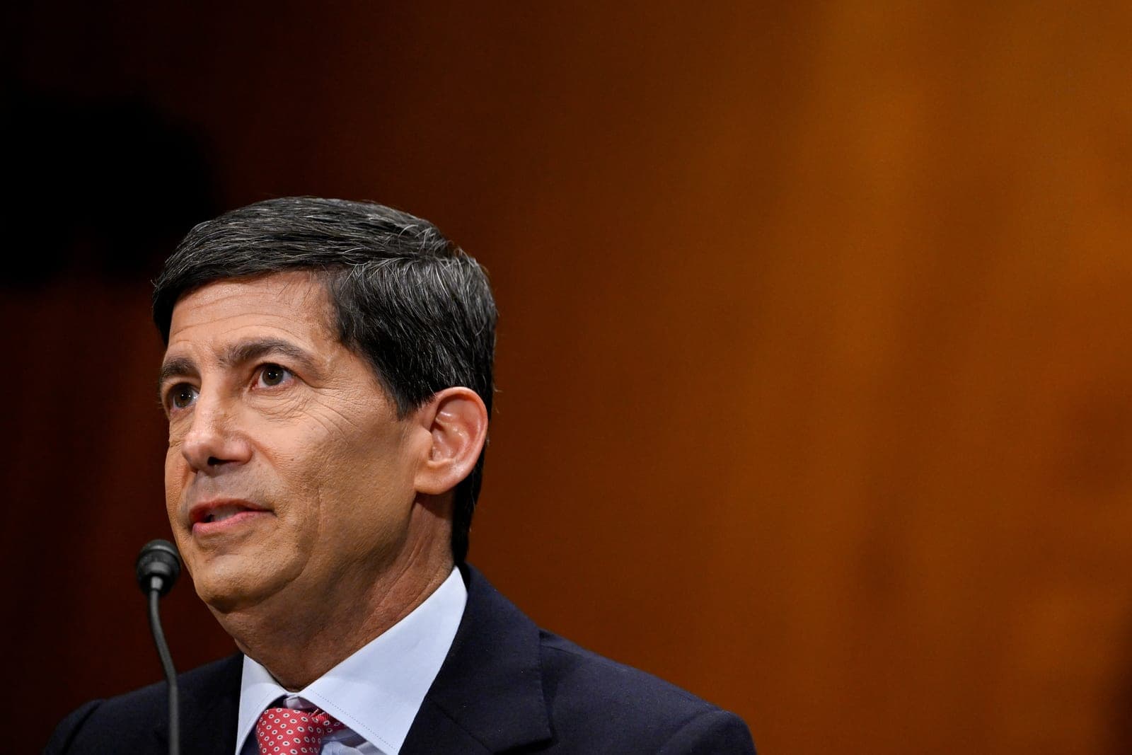 Warren grills Warsh over Bowman dinner, personal investments