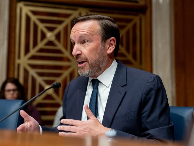 Chris Murphy Blames Trump for Iran’s Attacks on Arab Countries