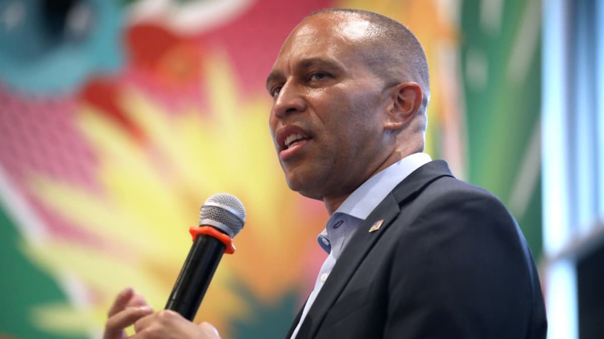 'Clean up your own house': Hakeem Jeffries fires back after Karoline Leavitt blamed Democrats for the WHCA shooting
