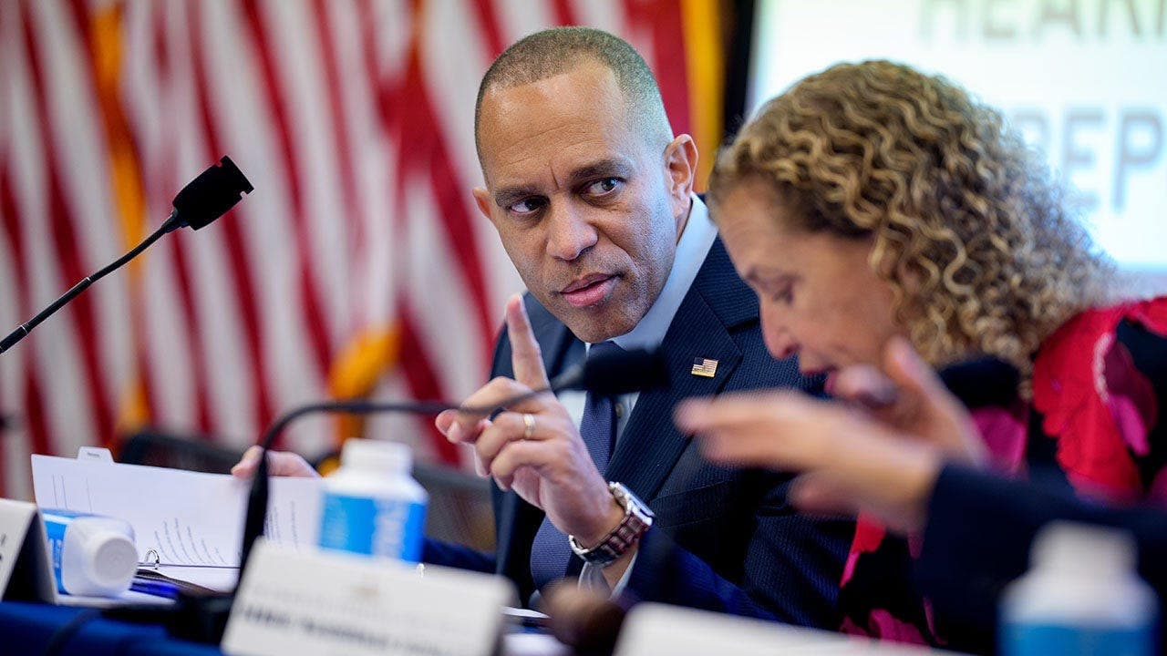 Jeffries declines to back Wasserman Schultz as Black leaders revolt over district switch