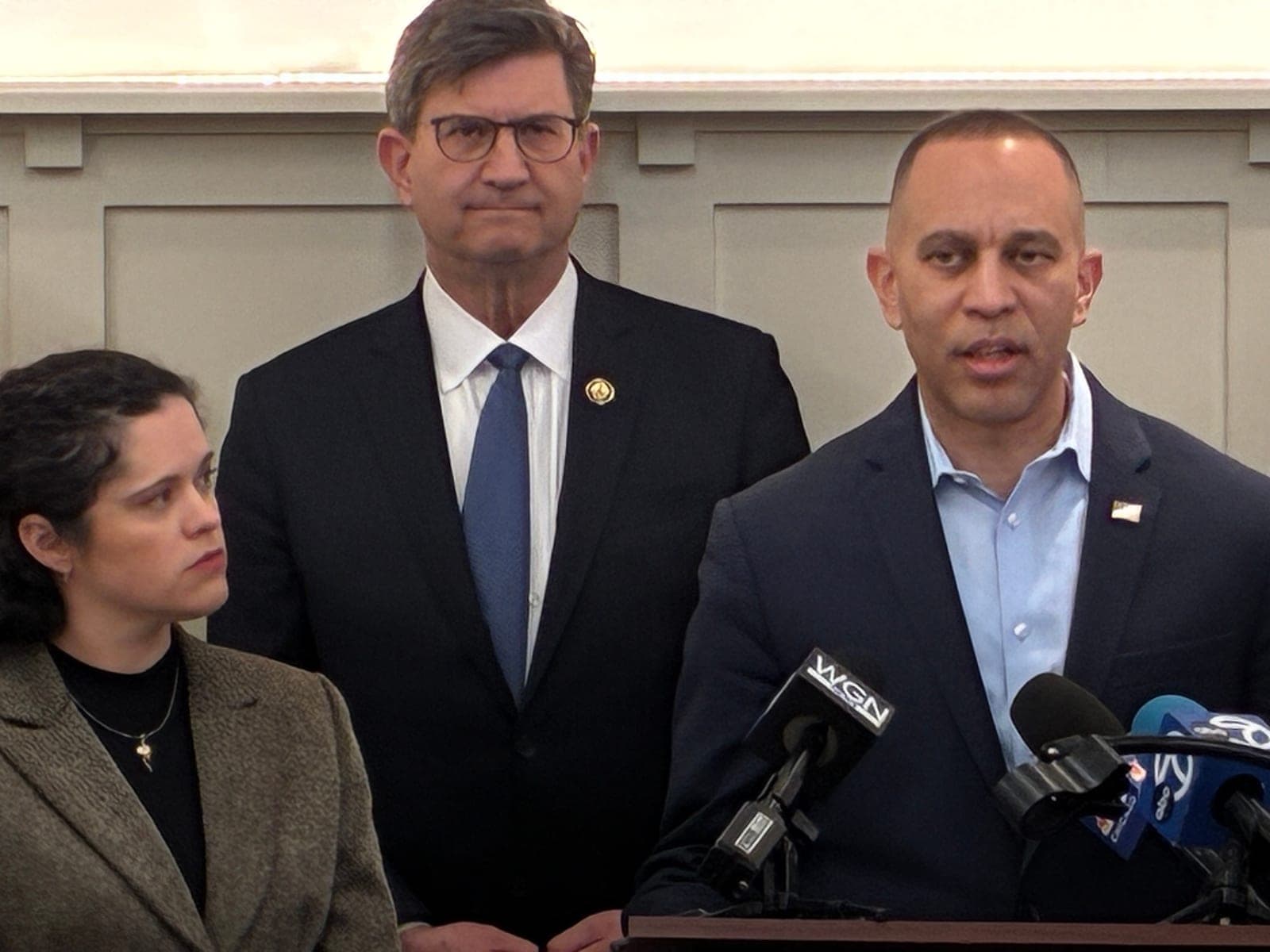 House Minority Leader Hakeem Jeffries visits Chicago suburbs