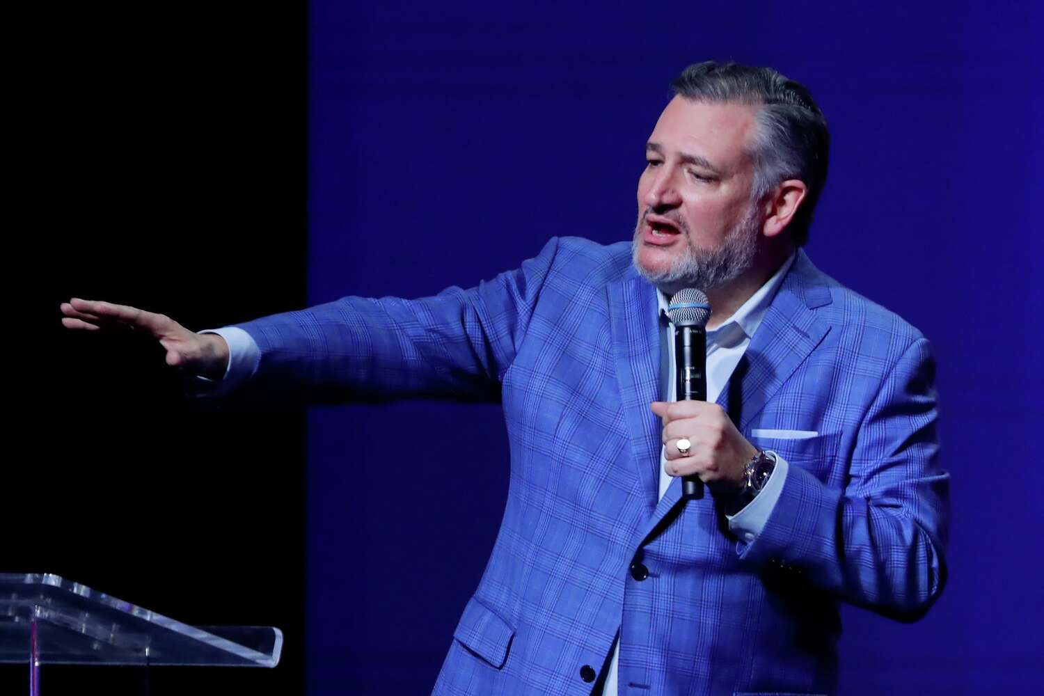 Ted Cruz responds to photo of him en route to California before Texas winter storm
