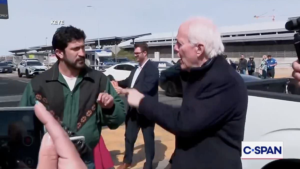 Democrat confronts embattled Republican senator at airport over security funding: 'No YOU do it!'