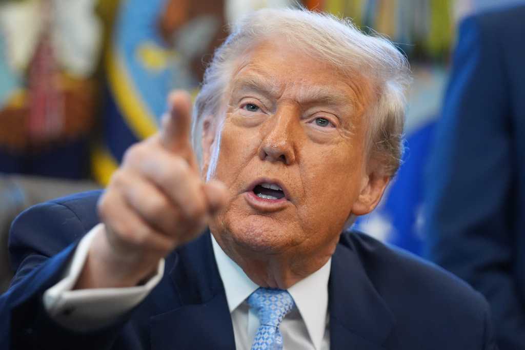 Trump accuses Democrats of 'seditious behavior, punishable by death' for urging troops to refuse illegal orders