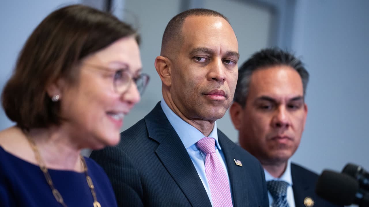 Jeffries Challenges Trump to a Debate After IQ Jabs