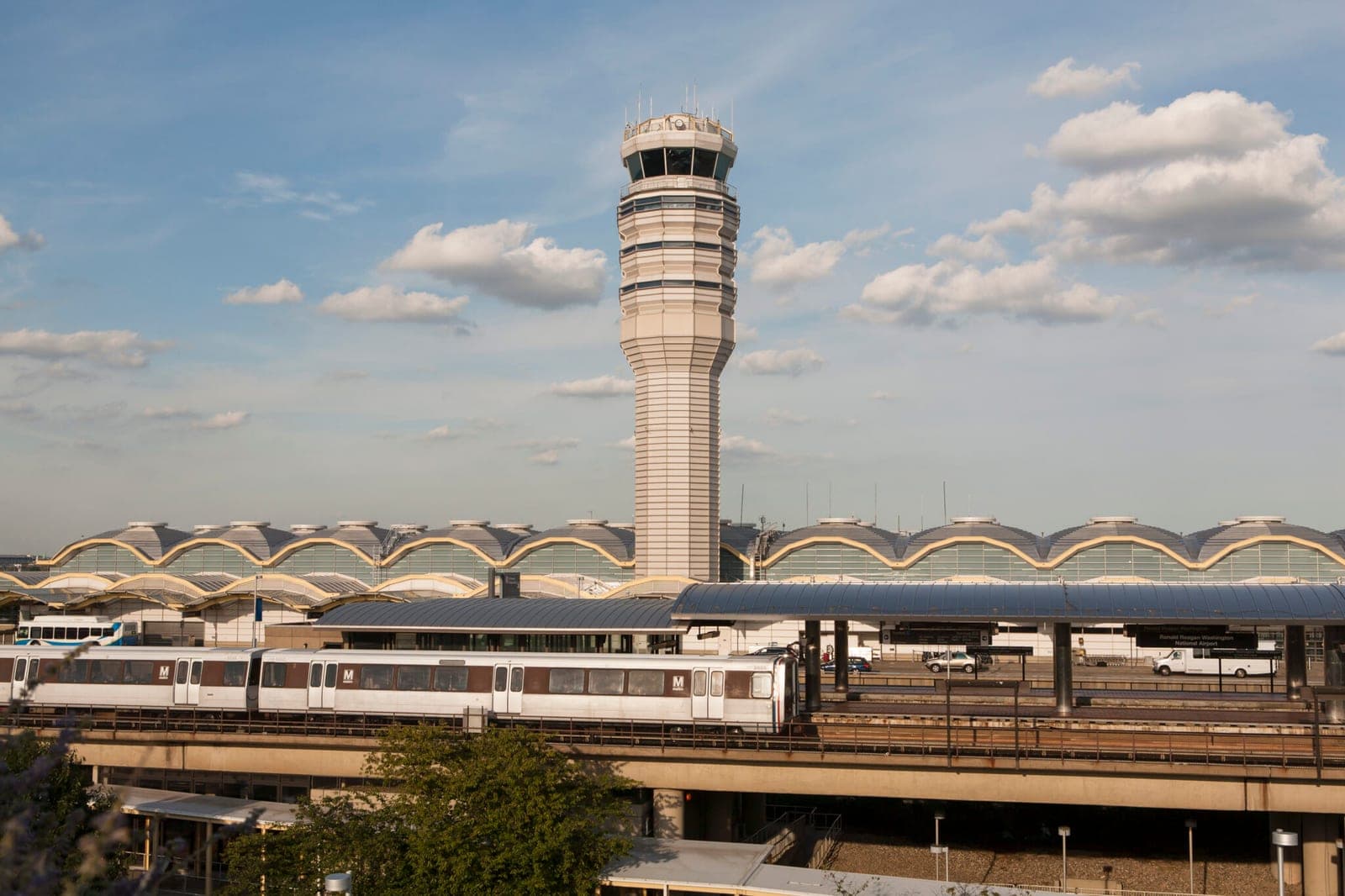 Va.’s US Sens. Kaine, Warner introduce bill to curb overcrowding at Reagan National Airport
