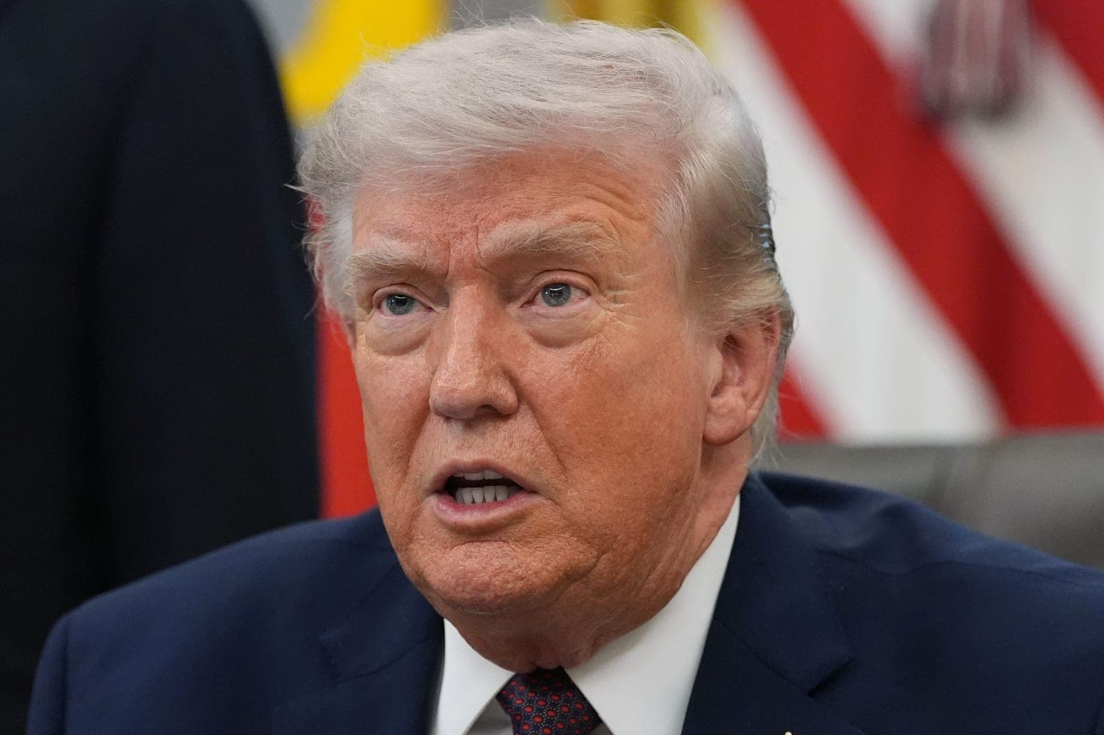 Trump says he'll sign order to resume pay for Homeland Security. His move bypasses Congress