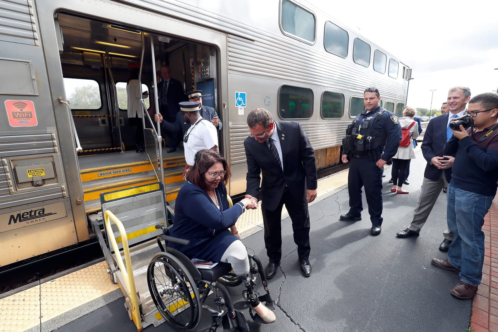 US Sen. Tammy Duckworth pushes legislation to close 'challenge' for riders with disabilities