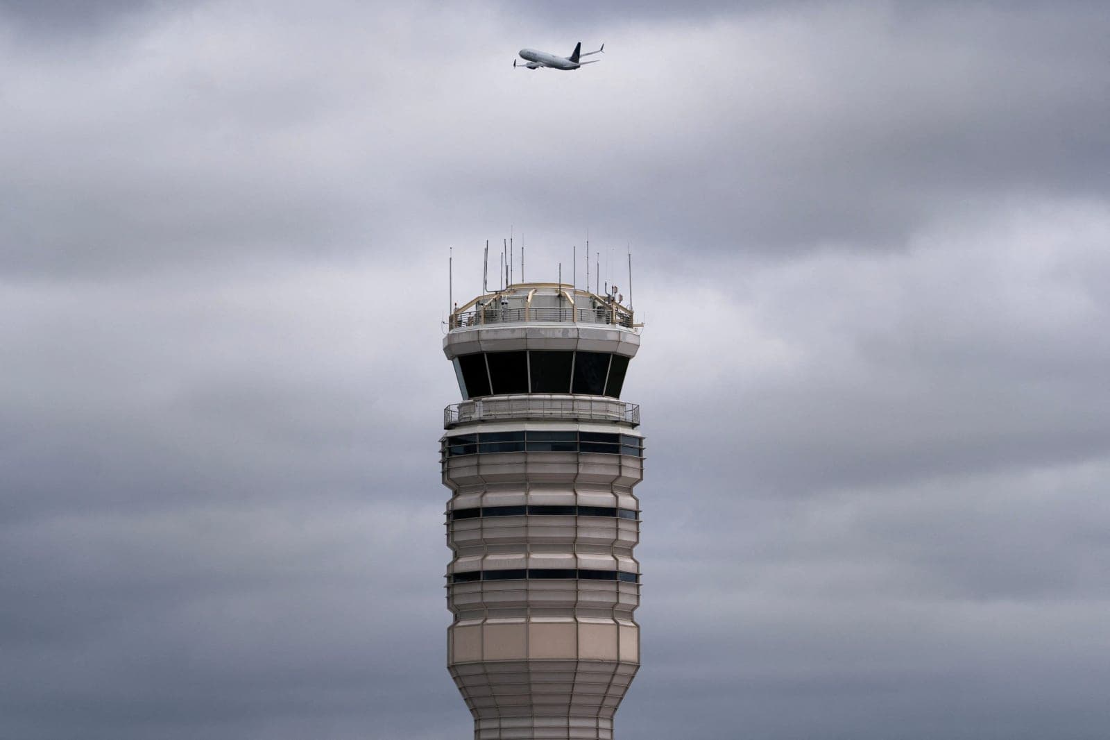 Senate Approves Mental Health Legislation for US Pilots, Air Traffic Controllers
