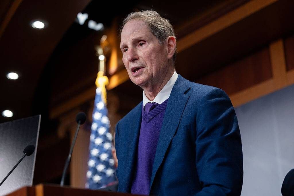 Wyden Denounces 'Highly Questionable' $370 Million Tax Giveaway to Gas Giant by Trump IRS