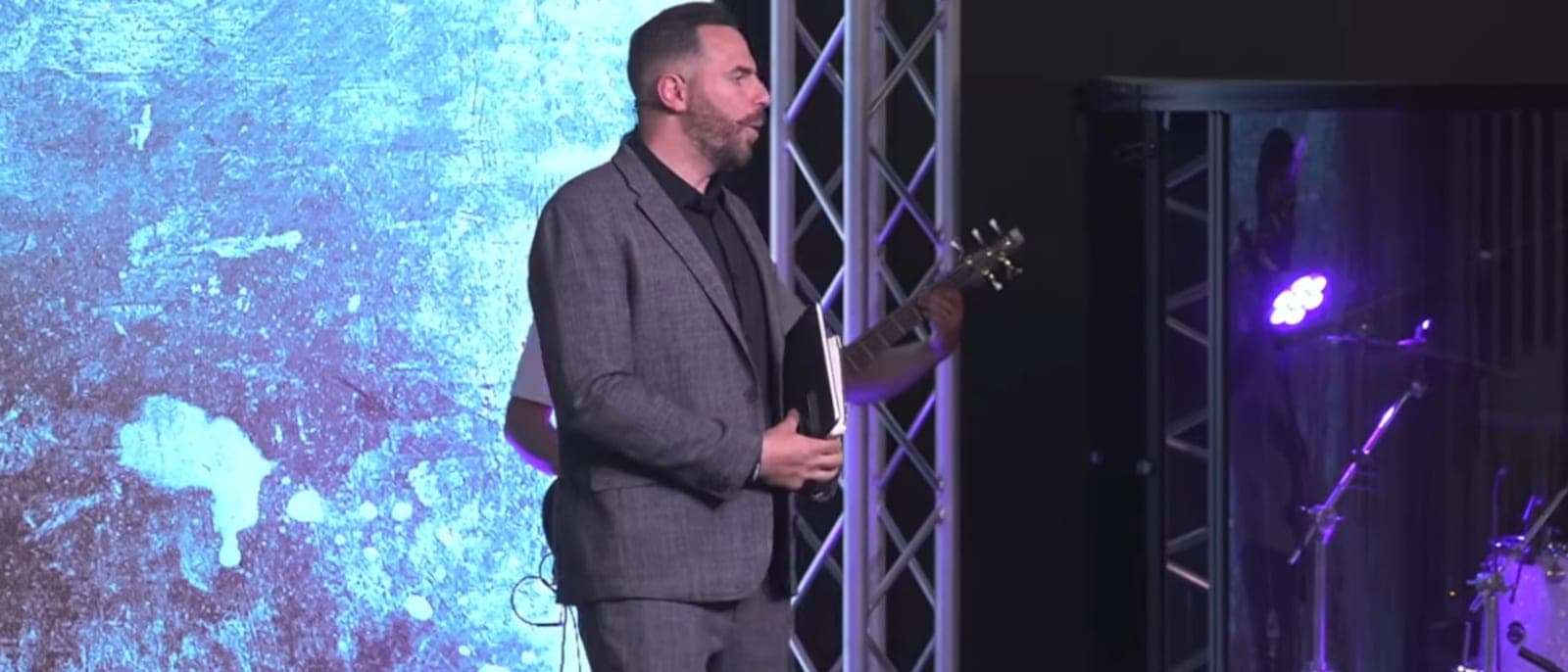 Trump-Backed Megachurch Pastor Ends Campaign After Texting Scandal With Former Pageant Queen