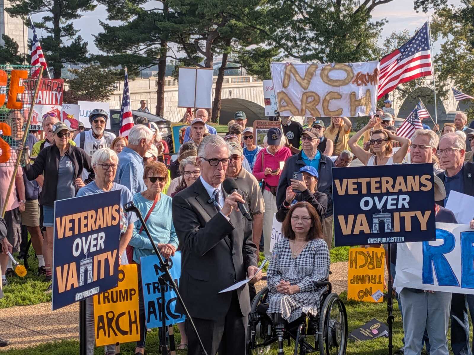 Crowds, lawmakers protest Trump's arch in Memorial Circle