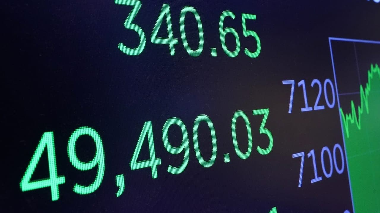 Democrats feud over stock trading as they sharpen anti-corruption case against Trump