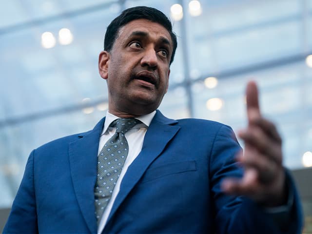 Dem Rep. Khanna Reads Names of 4 Men in Epstein Files with No Connection to Epstein