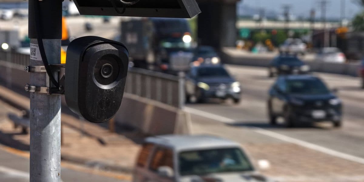 Warning US Is 'Moving Toward a Surveillance State,' Sanders and AOC Propose Crackdown on Flock Cameras