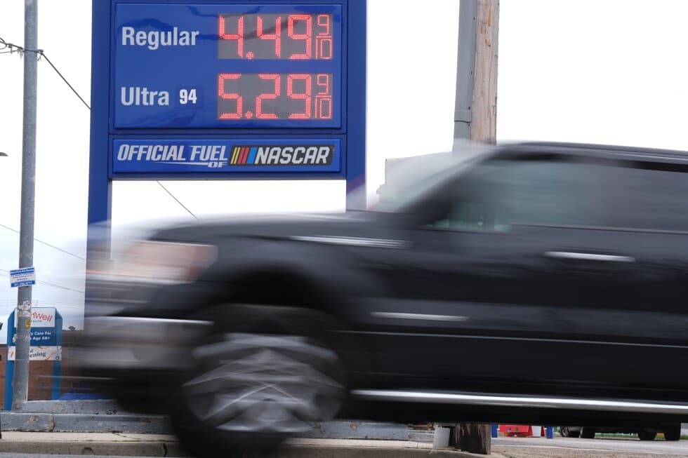 Average price for a gallon of gas in the US eclipses $4